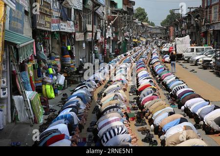 (160610) -- SRINAGAR, le 10 juin 2016 -- les musulmans cachemiriens font des prières pendant le Ramadan à Srinagar, capitale estivale du Cachemire contrôlé par l'Inde, le 10 juin 2016.) (Zjy) CACHEMIRE-SRINAGAR-MOIS DE JEÛNE-RAMADAN JavedxDar PUBLICATIONxNOTxINxCHN 160610 Srinagar juin 10 2016 les musulmans cachemiriens OFFRENT des prières pendant le Ramadan à Srinagar capitale d'été du Cachemire contrôlé par l'Inde juin 10 2016 zjy Cachemire Srinagar mois de jeûne Ramadan JavedxDar PUBLICATIONxNOTxNOTxINxINxCHN Banque D'Images