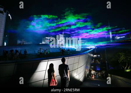 Séoul, Corée du Sud. 1 septembre 2023. Les gens apprécient le spectacle de lumière « SEOUL LIGHT 2023 AUTOMNAL » au Dongdaemun Design Plaza à Séoul, Corée du Sud, le 1 septembre 2023. Le spectacle de lumière a débuté jeudi et durera jusqu’au 10 septembre. Crédit : Wang Yiliang/Xinhua/Alamy Live News Banque D'Images