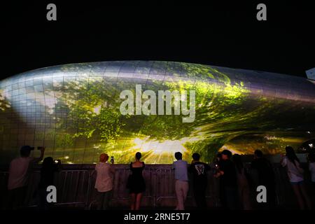 Séoul, Corée du Sud. 1 septembre 2023. Les gens apprécient le spectacle de lumière « SEOUL LIGHT 2023 AUTOMNAL » au Dongdaemun Design Plaza à Séoul, Corée du Sud, le 1 septembre 2023. Le spectacle de lumière a débuté jeudi et durera jusqu’au 10 septembre. Crédit : Wang Yiliang/Xinhua/Alamy Live News Banque D'Images