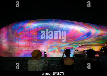 Séoul, Corée du Sud. 1 septembre 2023. Les gens apprécient le spectacle de lumière « SEOUL LIGHT 2023 AUTOMNAL » au Dongdaemun Design Plaza à Séoul, Corée du Sud, le 1 septembre 2023. Le spectacle de lumière a débuté jeudi et durera jusqu’au 10 septembre. Crédit : Wang Yiliang/Xinhua/Alamy Live News Banque D'Images