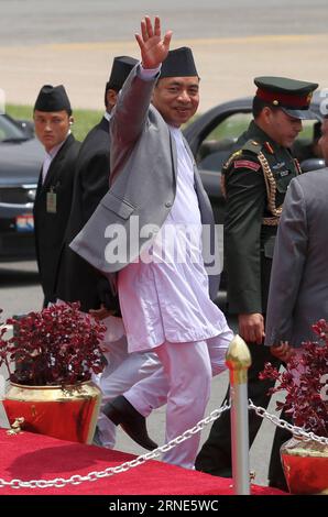 (160610) -- KATMANDOU, le 10 juin 2016 -- la vice-présidente du Népal, Nanda Bahadur Pun (C), fait des vagues avant de partir pour la Chine à l'aéroport international Tribhuwan de Katmandou, au Népal, le 10 juin 2016. Nanda Bahadur Pun participera à la 4e exposition Chine-Asie du Sud et à la 24e foire Kunming Import and Export Commodities qui se tiendra à Kunming, dans la province du Yunnan du sud de la Chine, du 12 au 17 juin, a déclaré mercredi un ministre du gouvernement. (Zjy) NÉPAL-KATMANDOU-VICE-PRÉSIDENT-CHINE-VISITE SunilxSharma PUBLICATIONxNOTxINxCHN 160610 Katmandou juin 10 2016 Vice-présidente du Népal Nanda Bahadur Pun C vagues avant Banque D'Images