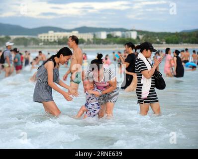 Les résidents prennent un bain de dragon sur la plage pendant les vacances du Dragon Boat Festival à Sanya, dans la province de Hainan du sud de la Chine, le 9 juin 2016. Les Chinois ont apprécié leurs vacances de trois jours au Dragon Boat Festival de diverses façons.) (zkr) CHINA-DRAGON BOAT FESTIVAL-VACANCES(CN) ShaxXiaofeng PUBLICATIONxNOTxINxCHN les résidents prennent un bain de dragon SUR la plage pendant les vacances du festival du bateau dragon à Sanya South China S Hainan province juin 9 2016 les célébrités chinoises ont apprécié leurs trois jours de vacances du festival du bateau dragon de diverses manières CCR China Dragon Boat Festival vacances CN ShaxXiaofeng PUBLICATIO Banque D'Images