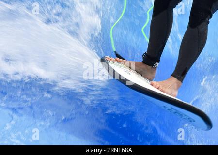 (160611) -- VIENNE, le 11 juin 2016 -- Un homme surfe dans une piscine à vagues construite à Vienne, Autriche, le 11 juin 2016. La piscine à vagues de Vienne est ouverte de 10 H à 10 H jusqu'en septembre. ) AUSTRIA-VIENNA-SURFING QianxYi PUBLICATIONxNOTxINxCHN 160611 Vienne juin 11 2016 un homme surfe dans une piscine à vagues construite à Vienne Autriche juin 11 2016 la piscine à vagues à Vienne ouvre de 10 a M à 10 P M jusqu'en septembre Autriche Vienne Surfing QianxYi PUBLICATIONxNOTxINxCHN Banque D'Images