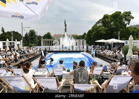 (160611) -- VIENNE, le 11 juin 2016 -- des résidents locaux regardent un homme surfer dans une piscine à vagues construite à Vienne, Autriche, le 11 juin 2016. La piscine à vagues de Vienne est ouverte de 10 H à 10 H jusqu'en septembre. ) AUSTRIA-VIENNA-SURFING QianxYi PUBLICATIONxNOTxINxCHN 160611 Vienne juin 11 2016 les résidents locaux regardent un homme surfer dans une piscine à vagues construite à Vienne Autriche juin 11 2016 la piscine à vagues à Vienne ouvre de 10 a M à 10 P M jusqu'en septembre Autriche Vienne Surfing QianxYi PUBLICATIONxNOTxINxCHN Banque D'Images