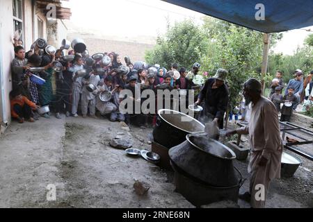 Des enfants afghans attendent de recevoir de la nourriture pendant le mois sacré du Ramadan dans la province de Ghazni, Afghanistan, le 10 juin 2016. Un groupe d'hommes d'affaires locaux a donné de la nourriture à 200 familles pauvres dans la province orientale de Ghazni en Afghanistan depuis le début du Ramadan, le 6 juin. AFGHANISTAN-GHAZNI-RAMADAN-DISTRIBUTION DE NOURRITURE SayedxMominzada PUBLICATIONxNOTxINxCHN des enfants afghans attendent de recevoir de la nourriture pendant le mois sacré du Ramadan dans la province de Ghazni Afghanistan juin 10 2016 un groupe d'hommes d'affaires locaux a fait don de nourriture à 200 familles pauvres dans la province orientale de Ghazni en Afghanistan Banque D'Images