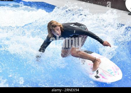 (160611) -- VIENNE, le 11 juin 2016 -- Un homme surfe dans une piscine à vagues construite à Vienne, Autriche, le 11 juin 2016. La piscine à vagues de Vienne est ouverte de 10 H à 10 H jusqu'en septembre. ) AUSTRIA-VIENNA-SURFING QianxYi PUBLICATIONxNOTxINxCHN 160611 Vienne juin 11 2016 un homme surfe dans une piscine à vagues construite à Vienne Autriche juin 11 2016 la piscine à vagues à Vienne ouvre de 10 a M à 10 P M jusqu'en septembre Autriche Vienne Surfing QianxYi PUBLICATIONxNOTxINxCHN Banque D'Images