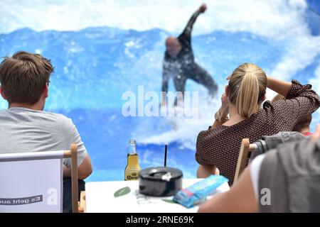(160611) -- VIENNE, le 11 juin 2016 -- des résidents locaux regardent un homme surfer dans une piscine à vagues construite à Vienne, Autriche, le 11 juin 2016. La piscine à vagues de Vienne est ouverte de 10 H à 10 H jusqu'en septembre. ) AUSTRIA-VIENNA-SURFING QianxYi PUBLICATIONxNOTxINxCHN 160611 Vienne juin 11 2016 les résidents locaux regardent un homme surfer dans une piscine à vagues construite à Vienne Autriche juin 11 2016 la piscine à vagues à Vienne ouvre de 10 a M à 10 P M jusqu'en septembre Autriche Vienne Surfing QianxYi PUBLICATIONxNOTxINxCHN Banque D'Images