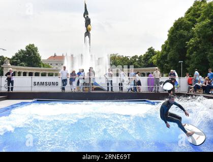 (160611) -- VIENNE, le 11 juin 2016 -- Un homme surfe dans une piscine à vagues construite à Vienne, Autriche, le 11 juin 2016. La piscine à vagues de Vienne est ouverte de 10 H à 10 H jusqu'en septembre. ) AUSTRIA-VIENNA-SURFING QianxYi PUBLICATIONxNOTxINxCHN 160611 Vienne juin 11 2016 un homme surfe dans une piscine à vagues construite à Vienne Autriche juin 11 2016 la piscine à vagues à Vienne ouvre de 10 a M à 10 P M jusqu'en septembre Autriche Vienne Surfing QianxYi PUBLICATIONxNOTxINxCHN Banque D'Images