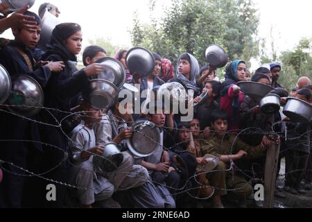 Des enfants afghans attendent de recevoir de la nourriture pendant le mois sacré du Ramadan dans la province de Ghazni, Afghanistan, le 10 juin 2016. Un groupe d'hommes d'affaires locaux a donné de la nourriture à 200 familles pauvres dans la province orientale de Ghazni en Afghanistan depuis le début du Ramadan, le 6 juin. AFGHANISTAN-GHAZNI-RAMADAN-DISTRIBUTION DE NOURRITURE SayedxMominzada PUBLICATIONxNOTxINxCHN des enfants afghans attendent de recevoir de la nourriture pendant le mois sacré du Ramadan dans la province de Ghazni Afghanistan juin 10 2016 un groupe d'hommes d'affaires locaux a fait don de nourriture à 200 familles pauvres dans la province orientale de Ghazni en Afghanistan Banque D'Images