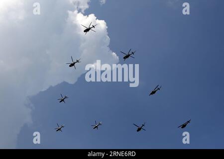 (160612) -- MANILLE, le 12 juin 2016 -- des hélicoptères de l'armée de l'air philippine volent en formation lors de la célébration du 118e jour de l'indépendance des Philippines à Manille, Philippines, le 12 juin 2016. Les Philippines ont célébré le 118e anniversaire de la proclamation de l'indépendance de la domination espagnole. ) (Lyi) PHILIPPINES-MANILA-118E FÊTE DE L'INDÉPENDANCE RouellexUmali PUBLICATIONxNOTxINxCHN 160612 Manille juin 12 2016 hélicoptères de l'armée de l'air philippine volent en formation lors de la célébration de la 118e fête de l'indépendance des Philippines à Manille les Philippines juin 12 2016 le Banque D'Images