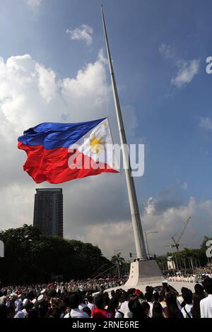 (160612) -- MANILLE, le 12 juin 2016 -- les Philippins participent à la cérémonie de levée du drapeau lors de la célébration du 118e jour de l'indépendance des Philippines à Manille, Philippines, le 12 juin 2016. Les Philippines ont célébré le 118e anniversaire de la proclamation de l'indépendance de la domination espagnole. ) (Lyi) PHILIPPINES-MANILA-118E FÊTE DE L'INDÉPENDANCE RouellexUmali PUBLICATIONxNOTxINxCHN 160612 Manille juin 12 2016 les Philippins participent à la cérémonie de levée du drapeau lors de la célébration de la 118e fête de l'indépendance des Philippines à Manille les Philippines le 12 2016 juin les Philippines cel Banque D'Images