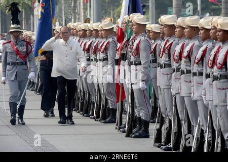 (160612) -- MANILLE, le 12 juin 2016 -- le président philippin Benigno Aquino III salue alors qu'il marche devant les gardes d'honneur lors de la célébration du 118e jour de l'indépendance des Philippines à Manille, Philippines, le 12 juin 2016. Les Philippines ont célébré le 118e anniversaire de la proclamation de l'indépendance de la domination espagnole. ) (Lyi) PHILIPPINES-MANILA-118E JOURNÉE DE L'INDÉPENDANCE RouellexUmali PUBLICATIONxNOTxINxCHN 160612 Manille juin 12 2016 le Président philippin Benigno Aquino III salue alors qu'il marche devant les gardes D'HONNEUR lors de la célébration du 118e Indepen philippin Banque D'Images