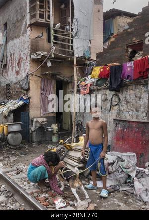 (160612) -- KOLKATA, le 12 juin 2016 -- des enfants indiens de taudis jouent avec un chien près d'une voie ferrée à Kolkata, capitale de l'État indien oriental du Bengale occidental, le 12 juin 2016.) INDE-KOLKATA-VIE QUOTIDIENNE TumpaxMondal PUBLICATIONxNOTxINxCHN 160612 Kolkata juin 12 2016 enfants des taudis indiens jouer avec un chien près d'une voie ferrée à Kolkata capitale de l'État indien oriental Bengale OCCIDENTAL juin 12 2016 Inde Kolkata vie quotidienne TumpaxMondal PUBLICATIONxNOTxINxCHN Banque D'Images