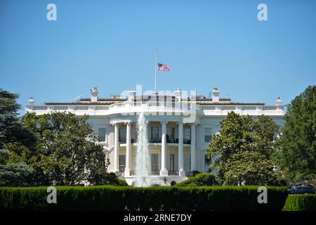 WASHINGTON D.C., le 12 juin 2016 -- le drapeau national américain flotte en Berne à la Maison Blanche pour pleurer les victimes de la fusillade de masse dans une boîte de nuit gay à Orlando, à Washington D.C., aux États-Unis, le 12 juin 2016. Le président américain Obama a commandé des drapeaux américains à mi-état-major dimanche. ) (Zjy) États-Unis-WASHINGTON D.C. - DEMI-ÉTAT-MAJOR BaoxDandan PUBLICATIONxNOTxINxCHN Washington D C juin 12 2016 le drapeau national des États-Unis VOLE EN Berne à la Maison Blanche à Morne les victimes de la fusillade de masse dans un gay Night Club à Orlando à Washington D C les États-Unis juin 12 2016 U s Président Obama ha Banque D'Images