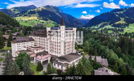 Gstaad - Station de ski de montagne élégante et populaire dans le Swizerland, canton de Berne. vue panoramique aérienne drone Banque D'Images