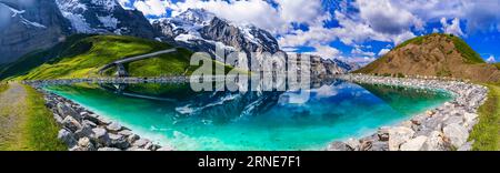 Nature suisse étonnante. Vue panoramique sur le lac Fallboden avec eau turquoise et reflets de sommets enneigés. Kleine Scheidegg passe de montagne célèbre FO Banque D'Images