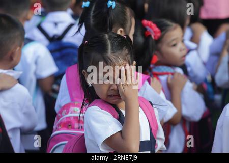 (160613) -- QUEZON CITY (PHILIPPINES), le 13 juin 2016 -- Un élève pleure lors du premier jour d'école à l'école primaire President Corazon Aquino de Quezon City, aux Philippines, le 13 juin 2016. Environ 25 millions d ' élèves fréquentaient les écoles primaires et secondaires dans tout le pays au début de l ' année scolaire 2016-2017, selon le Ministère philippin de l ' éducation. PHILIPPINES-QUEZON CITY-PREMIER JOUR D'ÉCOLE RouellexUmali PUBLICATIONxNOTxINxCHN 160613 Quezon City Philippines juin 13 2016 un étudiant pleure pendant le premier jour d'école CHEZ le Président Banque D'Images