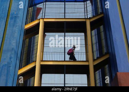 (160613) -- QUEZON CITY (PHILIPPINES), le 13 juin 2016 -- une élève se rend dans sa salle de classe lors de la première journée d'école à l'école primaire President Corazon Aquino de Quezon City, aux Philippines, le 13 juin 2016. Environ 25 millions d ' élèves fréquentaient les écoles primaires et secondaires dans tout le pays au début de l ' année scolaire 2016-2017, selon le Ministère philippin de l ' éducation. LES PHILIPPINES-QUEZON CITY-PREMIER JOUR D'ÉCOLE RouellexUmali PUBLICATIONxNOTxINxCHN 160613 Quezon City les Philippines juin 13 2016 une étudiante se rend dans sa salle de classe pendant les Firs Banque D'Images