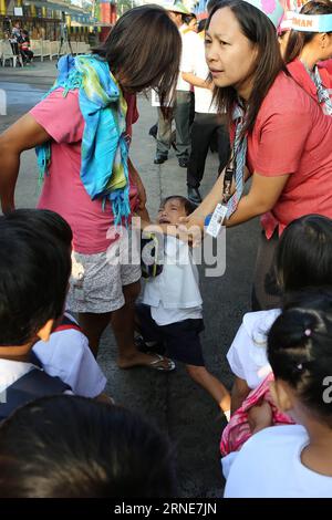 (160613) -- QUEZON CITY (PHILIPPINES), le 13 juin 2016 -- Un élève pleure lors du premier jour d'école à l'école primaire President Corazon Aquino de Quezon City, aux Philippines, le 13 juin 2016. Environ 25 millions d ' élèves fréquentaient les écoles primaires et secondaires dans tout le pays au début de l ' année scolaire 2016-2017, selon le Ministère philippin de l ' éducation. PHILIPPINES-QUEZON CITY-PREMIER JOUR D'ÉCOLE RouellexUmali PUBLICATIONxNOTxINxCHN 160613 Quezon City Philippines juin 13 2016 un étudiant pleure pendant le premier jour d'école CHEZ le Président Banque D'Images