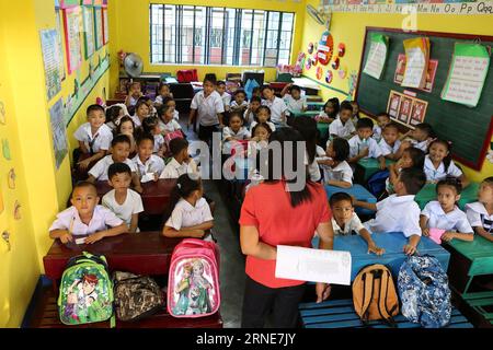 (160613) -- QUEZON CITY (PHILIPPINES), le 13 juin 2016 -- des élèves écoutent leur professeur lors de la première journée d'école à l'école primaire President Corazon Aquino de Quezon City, aux Philippines, le 13 juin 2016. Environ 25 millions d ' élèves fréquentaient les écoles primaires et secondaires dans tout le pays au début de l ' année scolaire 2016-2017, selon le Ministère philippin de l ' éducation. PHILIPPINES-QUEZON CITY-PREMIER JOUR D'ÉCOLE RouellexUmali PUBLICATIONxNOTxINxCHN 160613 Quezon City Philippines juin 13 2016 listes d'élèves à leur enseignant pendant le sapin Banque D'Images