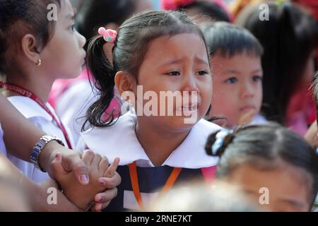 (160613) -- QUEZON CITY (PHILIPPINES), le 13 juin 2016 -- Un élève pleure lors du premier jour d'école à l'école primaire President Corazon Aquino de Quezon City, aux Philippines, le 13 juin 2016. Environ 25 millions d ' élèves fréquentaient les écoles primaires et secondaires dans tout le pays au début de l ' année scolaire 2016-2017, selon le Ministère philippin de l ' éducation. PHILIPPINES-QUEZON CITY-PREMIER JOUR D'ÉCOLE RouellexUmali PUBLICATIONxNOTxINxCHN 160613 Quezon City Philippines juin 13 2016 un étudiant pleure pendant le premier jour d'école CHEZ le Président Banque D'Images