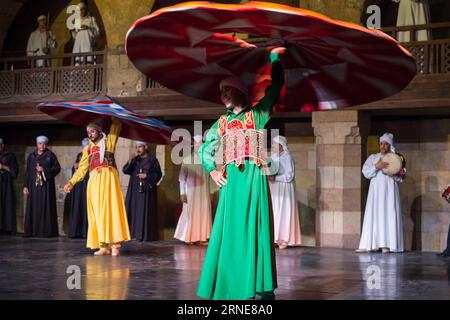 (160614) -- LE CAIRE, 13 juin 2016 -- des danseurs égyptiens interprètent la Tanoura, une version égyptienne de la danse soufi, lors d'un spectacle nocturne pendant le mois sacré du ramadan, au Palais Al Ghouri au Caire, Égypte, le 13 juin 2016.) EGYPT-CAIRO-RAMADAN-SOUFI DANSE MengxTao PUBLICATIONxNOTxINxCHN 160614 le Caire juin 13 2016 des danseurs égyptiens interprètent la Tanoura à la version égyptienne de la danse soufi LORS d'un spectacle nocturne pendant le mois Saint du ramadan au Palais Al Ghouri au Caire Egypte juin 13 2016 Egypte le Caire Ramadan danse soufi MengxTao PUBLICATIONxNOTxINxCHN Banque D'Images