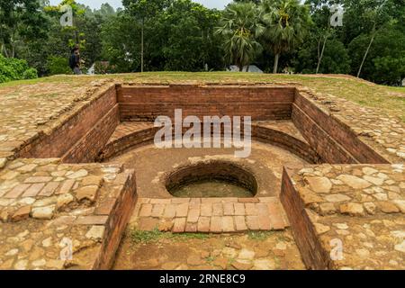 Gokul Medh est un site archéologique fouillé dans le village de Gokul sous le poste de police de Bogra Sadar. Localement, il est mieux connu sous le nom de Behula Basar Ghar. BU Banque D'Images