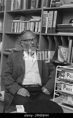 Réel 26 - 1 - 1974 : J'ai été détruit par empoisonnement Gunnar Olsen est descendu dans le réservoir d'un navire pour pulvériser une substance nouvelle et inconnue il y a plus de huit ans. Depuis lors, il est malade et incapable de travailler, mais il n'a jamais reçu de compensation. Les doutes sur la cause de la maladie d'un travailleur profitent presque toujours aux personnes au pouvoir. Photo : Aage Storløkken / Aktuell / NTB ***PHOTO NON TRAITÉE*** ce texte a été traduit automatiquement! Banque D'Images