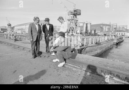 Réel 26 - 1 - 1974 : J'ai été détruit par empoisonnement Gunnar Olsen est descendu dans le réservoir d'un navire pour pulvériser une substance nouvelle et inconnue il y a plus de huit ans. Depuis lors, il est malade et incapable de travailler, mais il n'a jamais reçu de compensation. Les doutes sur la cause de la maladie d'un travailleur profitent presque toujours aux personnes au pouvoir. Photo : Aage Storløkken / Aktuell / NTB ***PHOTO NON TRAITÉE*** ce texte a été traduit automatiquement! Banque D'Images