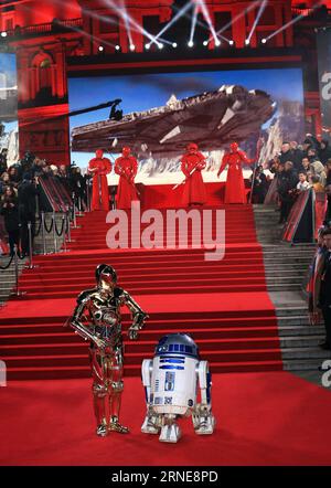 Les personnages de Star Wars C-3PO (L) et R2-D2 assistent à la première européenne de Star Wars : The Last Jedi au Royal Albert Hall de Londres, en Angleterre. Banque D'Images