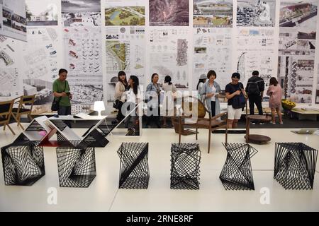 (160614) -- BEIJING, 14 juin 2016 -- les visiteurs regardent des œuvres de design d'art environnemental lors d'une exposition destinée aux étudiants de premier cycle de l'Académie d'art et de design de l'Université Tsinghua à Beijing, capitale de la Chine, le 14 juin 2016. L'exposition présentait les travaux de conception de graduation de 197 étudiants de l'académie. )(MCG) CHINA-BEIJING-TSINGHUA UNIVERSITY-ACADEMY OF ART & DESIGN-EXHIBITION (CN) LuoxXiaoguang PUBLICATIONxNOTxINxCHN 160614 Beijing juin 14 2016 les visiteurs regardent LES œuvres de design d'art environnemental pendant l'exposition pour les étudiants de premier cycle de l'Académie d'art et de design de l'Université Tsinghua Banque D'Images