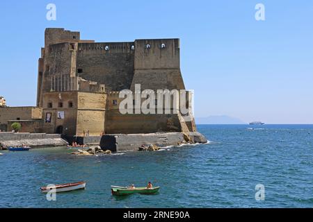 Naples, Italie - 22 juin 2014 : Castel dell Ovo Fortification Landmark au bord de la mer Tyrrhénienne jour d'été. Banque D'Images