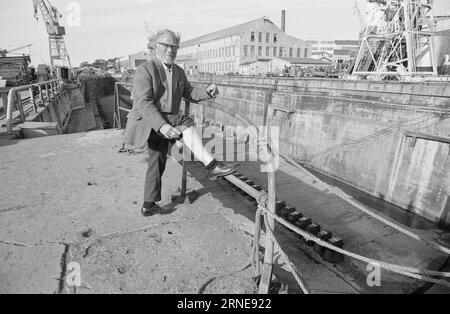 Réel 26 - 1 - 1974 : J'ai été détruit par empoisonnement Gunnar Olsen est descendu dans le réservoir d'un navire pour pulvériser une substance nouvelle et inconnue il y a plus de huit ans. Depuis lors, il est malade et incapable de travailler, mais il n'a jamais reçu de compensation. Les doutes sur la cause de la maladie d'un travailleur profitent presque toujours aux personnes au pouvoir. Photo : Aage Storløkken / Aktuell / NTB ***PHOTO NON TRAITÉE*** ce texte a été traduit automatiquement! Banque D'Images