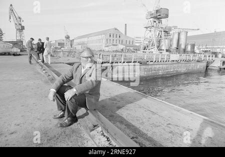 Réel 26 - 1 - 1974 : J'ai été détruit par empoisonnement Gunnar Olsen est descendu dans le réservoir d'un navire pour pulvériser une substance nouvelle et inconnue il y a plus de huit ans. Depuis lors, il est malade et incapable de travailler, mais il n'a jamais reçu de compensation. Les doutes sur la cause de la maladie d'un travailleur profitent presque toujours aux personnes au pouvoir. Photo : Aage Storløkken / Aktuell / NTB ***PHOTO NON TRAITÉE*** ce texte a été traduit automatiquement! Banque D'Images