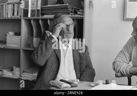 Réel 26 - 1 - 1974 : J'ai été détruit par empoisonnement Gunnar Olsen est descendu dans le réservoir d'un navire pour pulvériser une substance nouvelle et inconnue il y a plus de huit ans. Depuis lors, il est malade et incapable de travailler, mais il n'a jamais reçu de compensation. Les doutes sur la cause de la maladie d'un travailleur profitent presque toujours aux personnes au pouvoir. Photo : Aage Storløkken / Aktuell / NTB ***PHOTO NON TRAITÉE*** ce texte a été traduit automatiquement! Banque D'Images