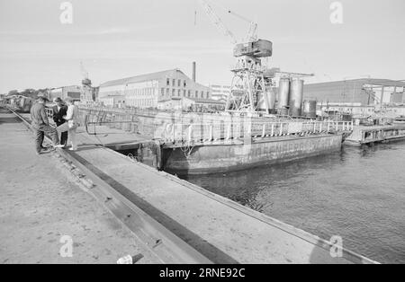 Réel 26 - 1 - 1974 : J'ai été détruit par empoisonnement Gunnar Olsen est descendu dans le réservoir d'un navire pour pulvériser une substance nouvelle et inconnue il y a plus de huit ans. Depuis lors, il est malade et incapable de travailler, mais il n'a jamais reçu de compensation. Les doutes sur la cause de la maladie d'un travailleur profitent presque toujours aux personnes au pouvoir. Photo : Aage Storløkken / Aktuell / NTB ***PHOTO NON TRAITÉE*** ce texte a été traduit automatiquement! Banque D'Images