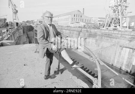 Réel 26 - 1 - 1974 : J'ai été détruit par empoisonnement Gunnar Olsen est descendu dans le réservoir d'un navire pour pulvériser une substance nouvelle et inconnue il y a plus de huit ans. Depuis lors, il est malade et incapable de travailler, mais il n'a jamais reçu de compensation. Les doutes sur la cause de la maladie d'un travailleur profitent presque toujours aux personnes au pouvoir. Photo : Aage Storløkken / Aktuell / NTB ***PHOTO NON TRAITÉE*** ce texte a été traduit automatiquement! Banque D'Images