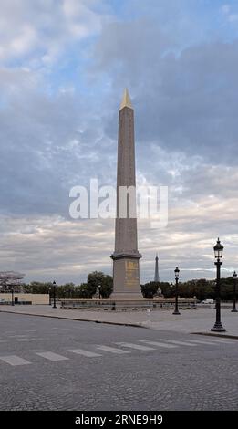 Obélisque et lampadaires sur la place de la Concorde à Paris France Banque D'Images