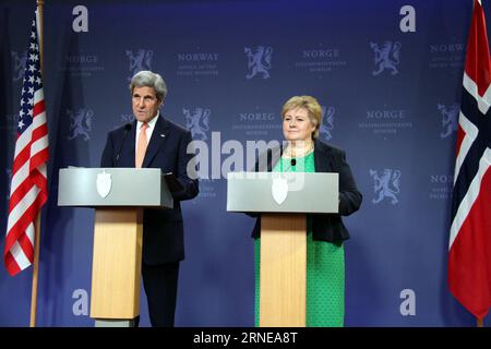 (160615) -- OSLO, le 15 juin 2016 -- le secrétaire d'État américain John Kerry (L) s'entretient lors d'une conférence de presse conjointe avec la première ministre norvégienne Erna Solberg, à Oslo, Norvège, le 15 juin 2016. John Kerry a rencontré mercredi matin le ministre iranien des Affaires étrangères Mohammad-Javad Zarif pour discuter de l’accord nucléaire, surnommé le Plan d’action global conjoint (JCPOA), ainsi que de la question syrienne. En ce qui concerne le JCPOA, les États-Unis d'Amérique ont fait absolument tout ce que nous étions et sommes tenus de faire conformément à la lettre de l'accord, a déclaré Kerry ici plus tard mercredi. ) NORVÈGE Banque D'Images