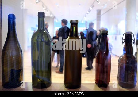 Joachim Römer : Kunst mit Treibgut-Flaschen in Frankfurt (160616) -- FRANCFORT, le 16 juin 2016 -- les visiteurs visitent l'exposition de bouteilles à la dérive collectées par l'artiste allemand Joachim Romer au musée de la communication à Francfort, Allemagne, le 15 juin 2016. L’exposition se tient du 15 juin au 4 septembre 2016. Plus de 200 bouteilles de dérive et des messages qu'elles contiennent seront présentés pendant l'exposition. ALLEMAGNE-FRANCFORT-DRIFT BOUTEILLES EXPOSITION LuoxHuanhuan PUBLICATIONxNOTxINxCHN Joachim Romans Art avec des bouteilles Flotsam à Francfort 160616 Francfort juin 16 2016 célébrités visitent l'exposition de Banque D'Images