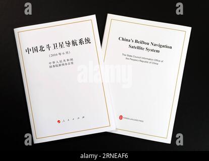 (160616) -- BEIJING, 16 juin 2016 -- une photo prise le 15 juin 2016 montre les versions chinoise et anglaise du livre blanc traitant du développement du système de navigation par satellite BeiDou (BDS) de la Chine. Le gouvernement chinois a publié le 16 juin 2016 le livre blanc sur le développement du BDS, qui est développé et exploité indépendamment par la Chine. (wx) CHINA-BEIJING-BEIDOU WHITE PAPER-RELEASE (CN) LixHe PUBLICATIONxNOTxINxCHN 160616 Beijing juin 16 2016 une photo prise LE 15 2016 juin montre les versions chinoise et anglaise du Livre blanc qui détaillent le développement du Chin Banque D'Images