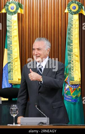 (160615) -- BRASILIA, le 15 juin 2016 -- image fournie par la présidence brésilienne montre le président brésilien Michel Temer assistant à une réunion au Palais Planalto à Brasilia, Brésil, le 15 juin 2016. Michel Temer a rencontré mercredi les dirigeants de la base alliée de la Chambre des représentants brésilienne et du Sénat pour présenter un amendement constitutionnel qui limite la croissance des dépenses publiques, selon la presse locale. Beto Barata/) (jg) (ah) BRAZIL-BRASILIA-POLITICS-TEMER BRAZILIANxPRESIDENCY PUBLICATIONxNOTxINxCHN 160615 Brasilia juin 15 2016 image fournie par le Brésil S Présidence montre B Banque D'Images