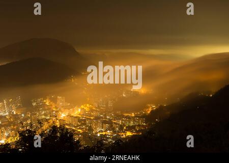 (160616) -- PÉKIN , 16 juin 2016 -- cette photo montre la vue nocturne de Rio de Janeiro, Brésil, le 12 octobre 2014. Les Jeux Olympiques de Rio 2016 se tiendront du 5 au 21 août. )(wll) (SP)FILES-BRAZIL-RIO DE JANEIRO-OLYMPICS-CITY XuxZijian PUBLICATIONxNOTxINxCHN 160616 Beijing juin 16 2016 ce fichier photo montre la vue de nuit de Rio de Janeiro Brésil LE 12 2014 octobre les Jeux Olympiques de Rio 2016 seront héros du 5 au 21 août WLL SP Files Brésil Rio de Janeiro Olympics City XuxZijian PUBLICATIONxNOTxINxCHN Banque D'Images