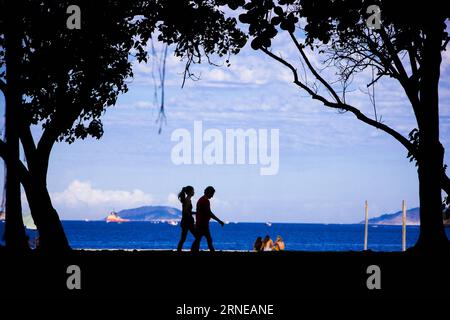 (160616) -- PÉKIN, 16 juin 2016 -- cette photo montre deux personnes marchant sur le sentier de la plage de Flamengo à Rio de Janeiro, Brésil, le 21 avril 2014. Les Jeux Olympiques de Rio 2016 se tiendront du 5 au 21 août. )(wll) (SP)FILES-BRAZIL-RIO DE JANEIRO-OLYMPICS-CITY XuxZijian PUBLICATIONxNOTxINxCHN 160616 Beijing juin 16 2016 ce fichier photo montre deux personnes marchant SUR le sentier pédestre À Flamengo Beach à Rio de Janeiro Brésil LE 21 2014 avril, les Jeux Olympiques de Rio 2016 seront héros du 5 au 21 août Brésil Rio de Janeiro Olympics City XuxZijian PUBLICATIONxNOTxINxCHN Banque D'Images