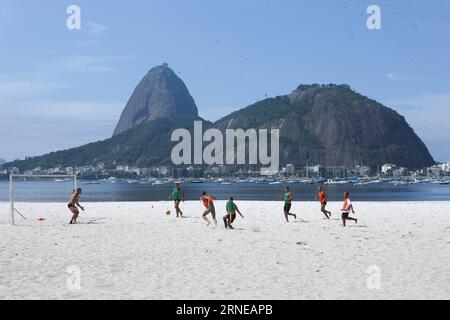 (160616) -- PÉKIN, 16 juin 2016 -- cette photo montre des hommes jouant au football sur la plage de Botafogo avec la montagne du pain de sucre en arrière-plan à Rio de Janeiro, Brésil, le 20 avril 2014. Les Jeux Olympiques de Rio 2016 se tiendront du 5 au 21 août. )(wll) (SP)FILES-BRAZIL-RIO DE JANEIRO-OLYMPICS-CITY XuxZijian PUBLICATIONxNOTxINxCHN 160616 Beijing juin 16 2016 ce fichier photo montre des hommes jouant au football À Botafogo Beach avec la montagne du pain de sucre en arrière-plan à Rio de Janeiro Brésil LE 20 2014 avril, les Jeux Olympiques de Rio 2016 seront héros du 5 au 21 août wll SP fichiers Brésil Rio de Janeiro Banque D'Images