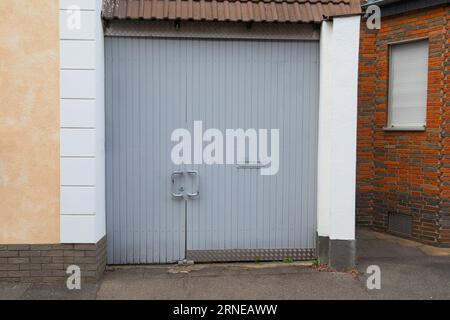 porte d'entrée verrouillée avec porte fermée au côté de la rue à côté du mur de briques d'une maison Banque D'Images