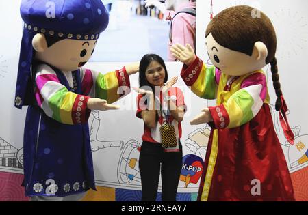 (160616) -- HONG KONG, le 16 juin 2016 -- Un visiteur pose avec deux mascottes au Hong Kong Convention and Exhibition Center (HKCEC) à Hong Kong, dans le sud de la Chine, le 16 juin 2016. La 30e exposition internationale de voyage et la 11e exposition de voyage Meeings, Incentives, Conventions, Expositions (MICE) ont débuté jeudi au HKCEC. Plus de 600 exposants d'environ 50 pays et régions ont participé aux expositions qui dureront jusqu'en juin 19. (Zhs) CHINA-HONG KONG-TOURISM-EXHIBITION (CN) WangxShen PUBLICATIONxNOTxINxCHN 160616 Hong Kong juin 16 2016 un visiteur pose avec deux mascottes à Hong Kong Convention A. Banque D'Images