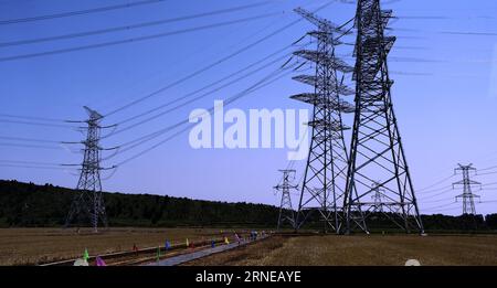 (160616) -- PÉKIN, le 16 juin 2016 -- les tours de transmission à ultra-haute tension sont vues dans le district de Shunyi à Pékin, en Chine, le 16 juin 2016. La construction d'une partie de Beijing East-Shunyi d'une ligne de transmission de 1000 kilovolts reliant Xilin Gol, Pékin et Shandong a été achevée jeudi. Cette ligne permettra de réduire la consommation de charbon et les émissions de dioxyde de carbone pour Beijing. ) (Zhs) CHINE-PÉKIN-LIGNE ÉLECTRIQUE À ULTRA HAUTE TENSION (CN) LixXin PUBLICATIONxNOTxINxCHN 160616 Beijing juin 16 2016 les tours de transmission à ultra haute tension sont des lacs dans le district de Shunyi de Beijing Chine juin 16 2016 le Banque D'Images