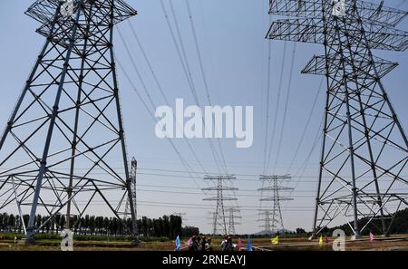 (160616) -- PÉKIN, le 16 juin 2016 -- les tours de transmission à ultra-haute tension sont vues dans le district de Shunyi à Pékin, en Chine, le 16 juin 2016. La construction d'une partie de Beijing East-Shunyi d'une ligne de transmission de 1000 kilovolts reliant Xilin Gol, Pékin et Shandong a été achevée jeudi. Cette ligne permettra de réduire la consommation de charbon et les émissions de dioxyde de carbone pour Beijing. ) (Zhs) CHINE-PÉKIN-LIGNE ÉLECTRIQUE À ULTRA HAUTE TENSION (CN) LixXin PUBLICATIONxNOTxINxCHN 160616 Beijing juin 16 2016 les tours de transmission à ultra haute tension sont des lacs dans le district de Shunyi de Beijing Chine juin 16 2016 le Banque D'Images