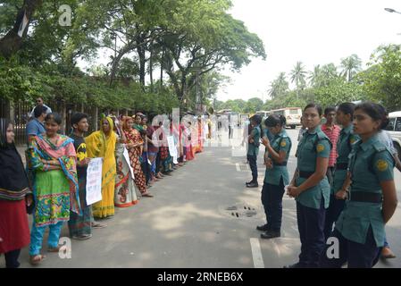 (160616) -- DHAKA, le 16 juin 2016 -- des travailleurs bangladais de l'habillement participent à un rassemblement pour réclamer leurs salaires impayés à Dhaka, Bangladesh, le 16 juin 2016.) BANGLADESH-DHAKA-UNPAID WAGES-RALLYE SharifulxIslam PUBLICATIONxNOTxINxCHN 160616 Dhaka juin 16 2016 des travailleurs bangladais de la confection participent à un rassemblement exigeant leurs salaires impayés à Dhaka Bangladesh juin 16 2016 Bangladesh Dhaka Unpaid Wages Rally SharifulxIslam PUBLICATIONxNOTxINxCHN Banque D'Images